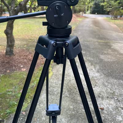 NEEWER 63" Video Tripod and 35" tripod w. tote bags - mint! - prosounduniverse. image 1