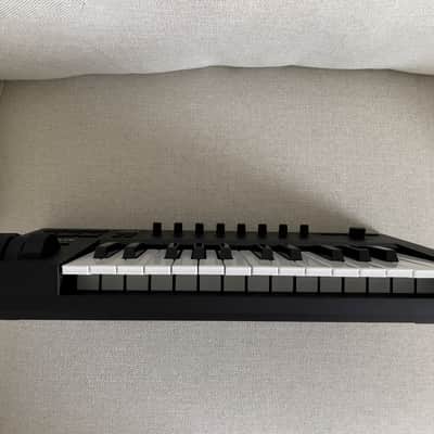 Native Instruments Komplete Kontrol A25 2018 - Present - Black image 2
