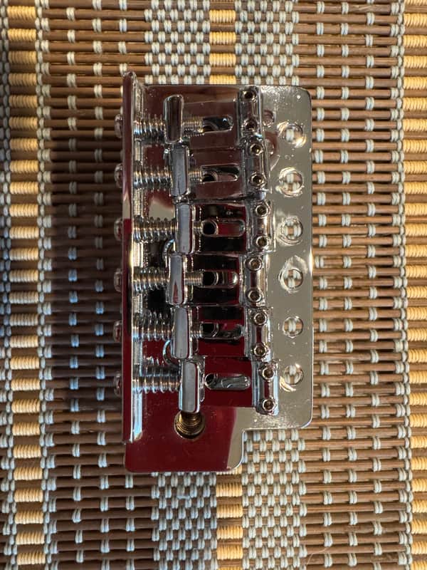 Musiclily Musiclily 6-Screw Vintage Style Steel Bent Saddles Guitar Tremolo Bridge 2020s - Chrome image 1