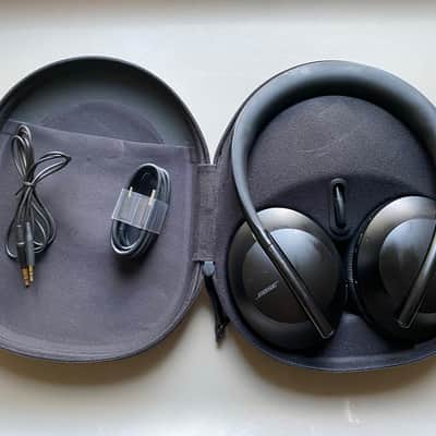 Bose Headphones 700 Wireless Noise Canceling with charging case (Read) image 1