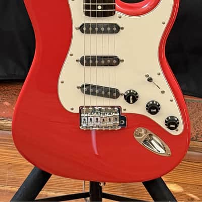 Fender MIJ Limited International Color Stratocaster – Morocco Red (2023, Rosewood, U‑Neck, Vintage SSS), Upgraded Gig Bag image 2