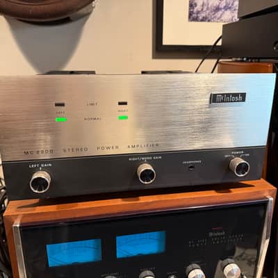 McIntosh MC2200 200-Watt Stereo Solid State Power Amplifier 1976 - 1982 - Aluminum image 1