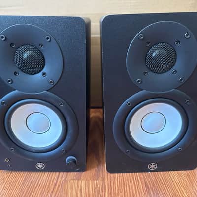 Yamaha HS4 Powered Studio Monitor Pair – Mint Condition + 2x 10ft TRS Cables image 1