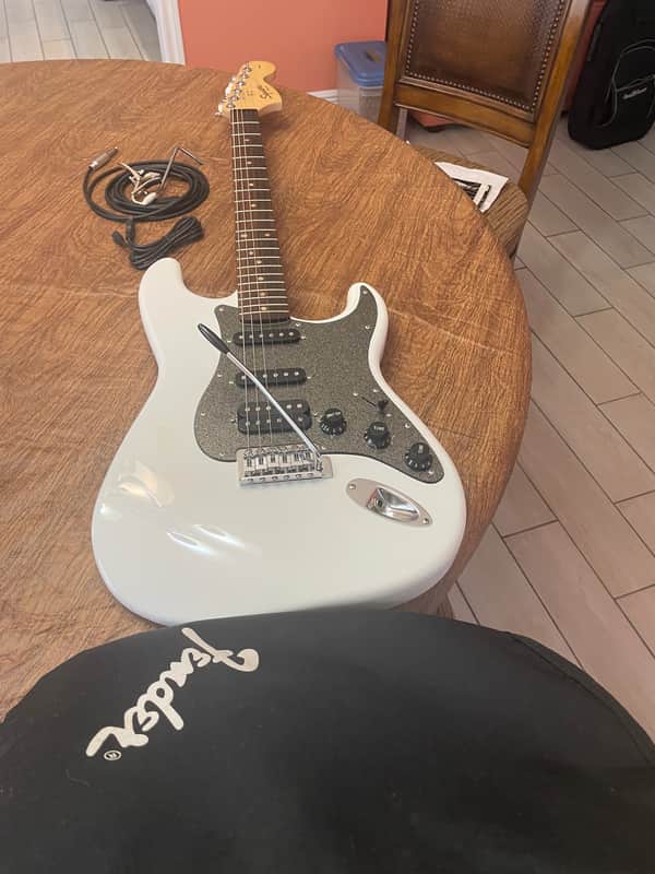 Fender Squier Strat 2010 - Pearl white image 1