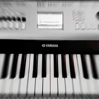 MUST SEE!!! YAMAHA DGX 520 (YPG 525) SEMI-WEIGHTED 88-KEY DIGITAL PIANO IN AMAZING CONDITION! image 8