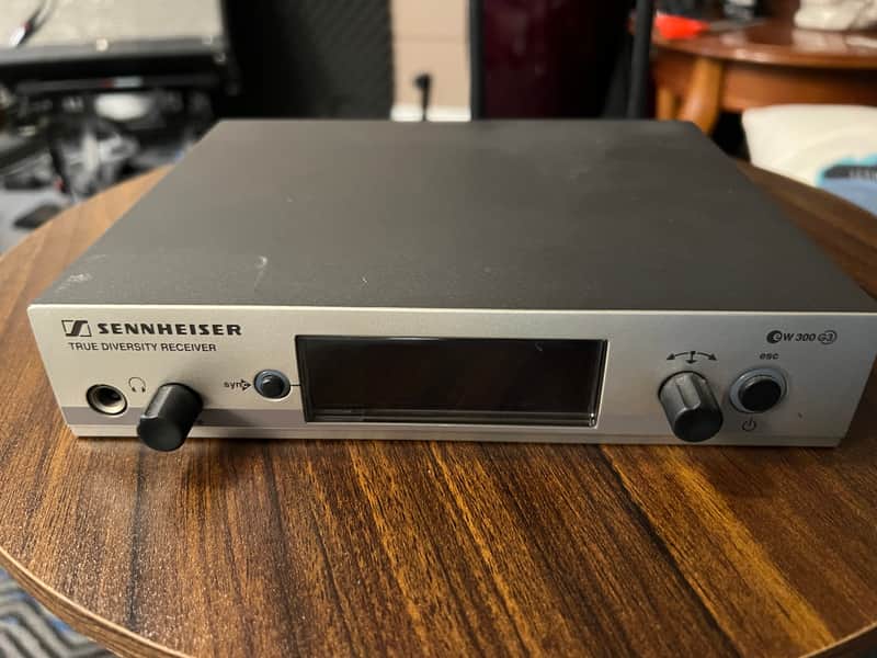 Sennheiser EW 300 G3 wireless headset microphone 2008- 2010 - Silver/ black image 1