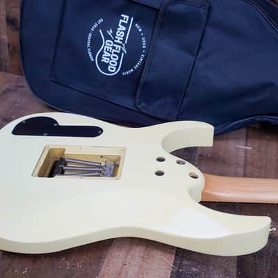 Ibanez PGM30-WH Paul Gilbert Signature with Lo TRS II Tremolo 1995 - 2002 - White image 25