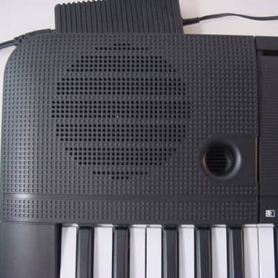 Yamaha PSR-E263 61-Key Portable Keyboard 2017 - Present - Black image 11