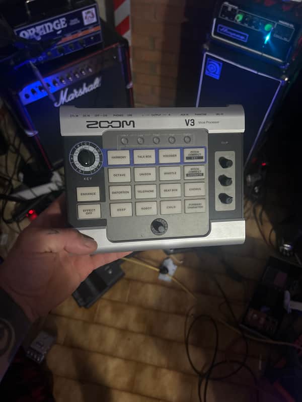 Zoom V3 vocal processor image 1