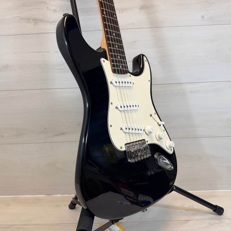 Silvertone SS-11/BK Stratocaster Style Electric Guitar – Black, Rosewood Fingerboard, Classic S-Style Tone 2002-2008 image 1