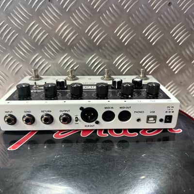 Mooer Preamp LIVE 2018 - White image 3