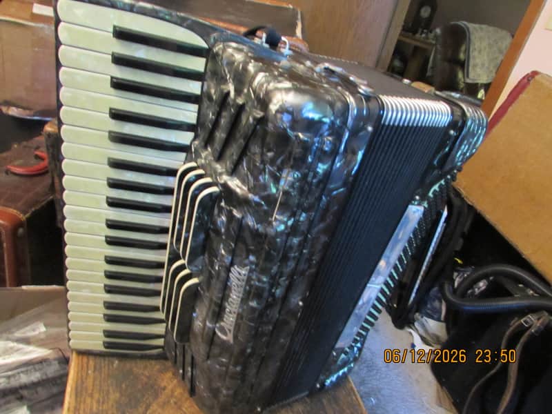 Crucianelli, accordion ,LMH,3/4 reeds,19" KB,7 treble registers,2 bass registers image 1