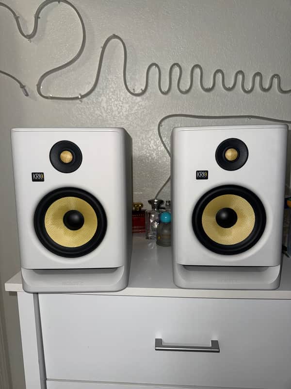 KRK ROKIT 7 G4 White Noise Powered Studio Monitor, White pair image 1