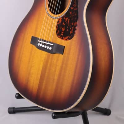 Larrivee OM-40-MH-0-0-M-00-0-99: OM-40 Mahogany Top, back and sides, Vintage Burst & Pyramid Bridge 2026 image 3