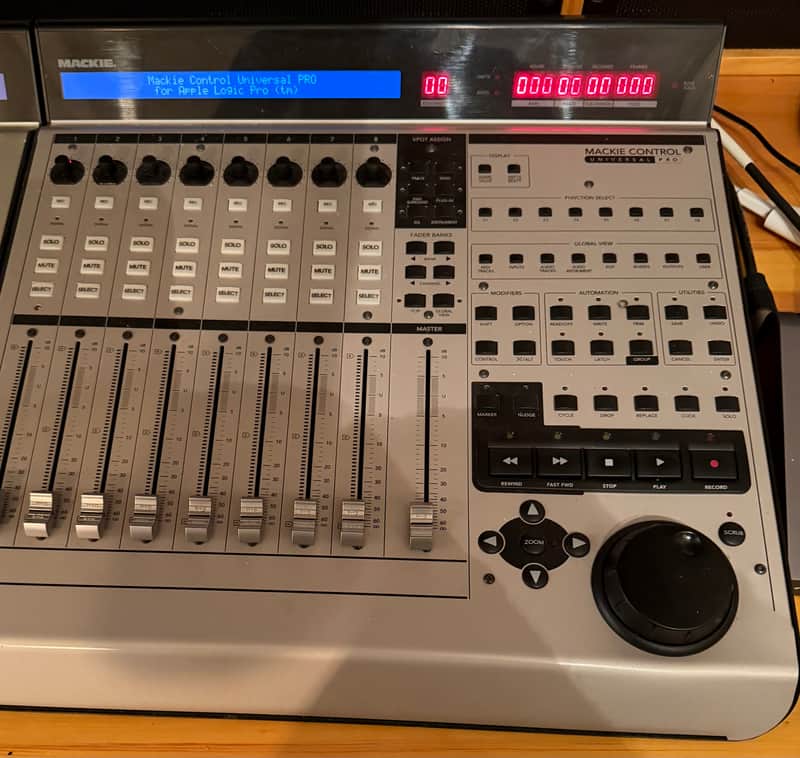 Mackie MCU Pro Universal DAW Control Surface