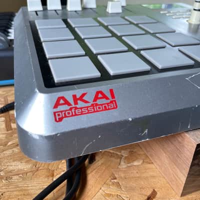 Akai MPD24 MIDI Controller  2010s - Silver image 8