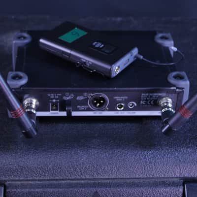 Shure SLX4 Receiver w/ Carrying Case image 3