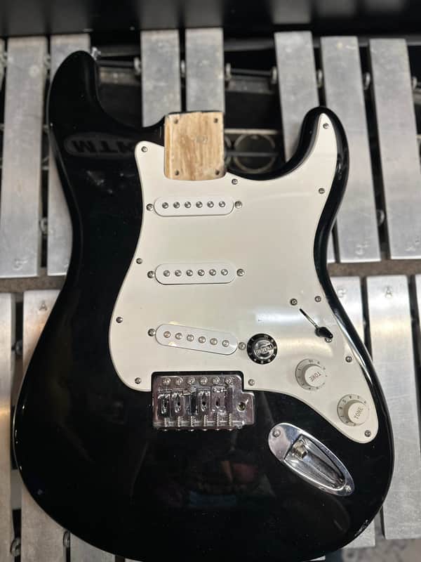 Squier Affinity Stratocaster Loaded Body 2018 - Black/White image 1