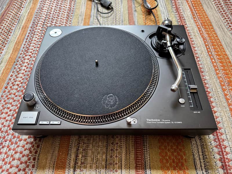 Technics SL- 1210 MK5 (with flight case)