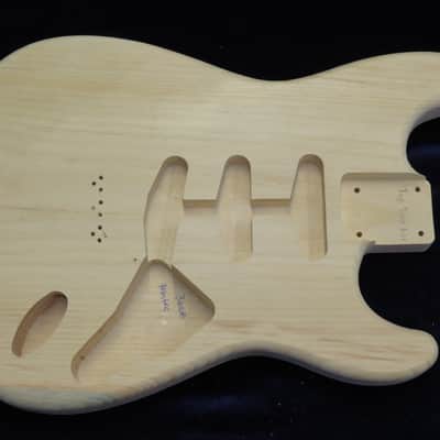 1 Piece 40yr Aged Pine Strat style body - Standard - 3lbs 6oz #3668 USAIMPORT CHARGES INCLUDED Bild 2