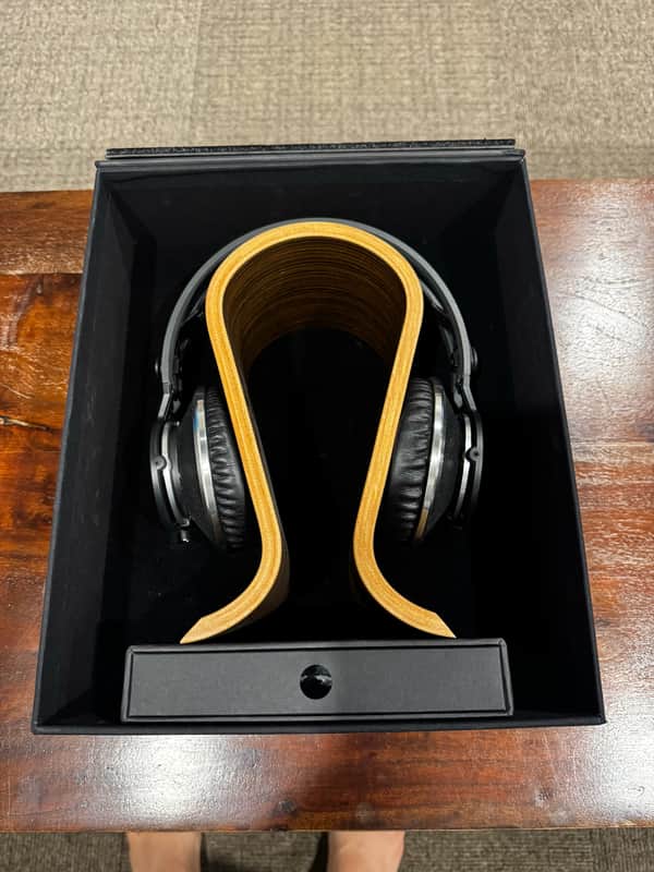 AKG K812