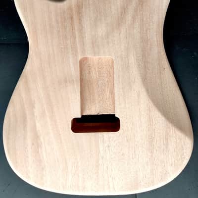 Mahogany light 2 pieces Body Stratocaster Style less than 1.7kilos (-3,75lb), Un image 5