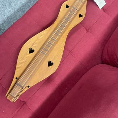 Dulcimer W/ Hearts and Violin Pegs - Natural image 1