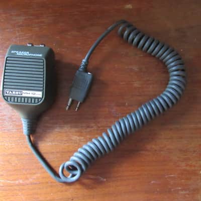 Yaesu FT 727R dual band hand held receiver with charger image 4
