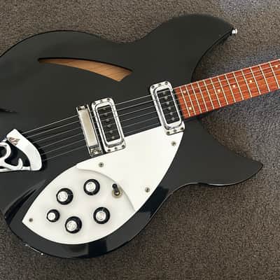 Rickenbacker 330 1997 Classic Jet glo Black tuxedo great condition image 2