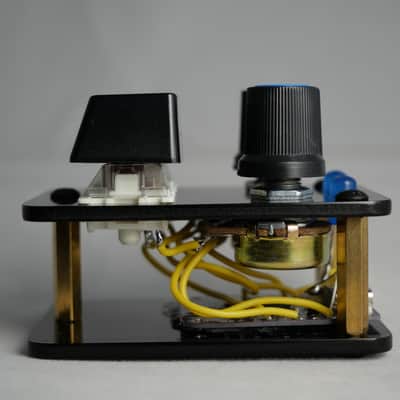useMidi madMidiMiniClassic Acrylic 2025 with 2 Note Buttons 2 Potentiometers and LEDs image 5