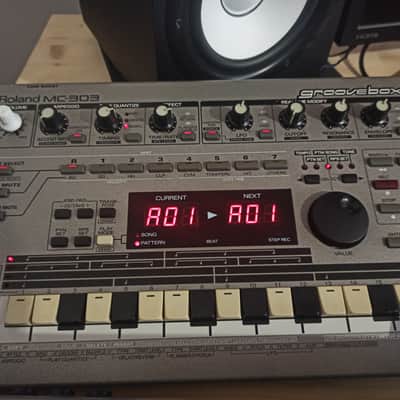 Roland MC-303 Groovebox 1990 - 1998 - Silver