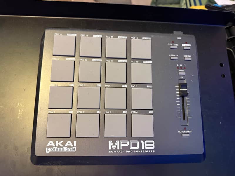Akai MPD18 - Black image 1