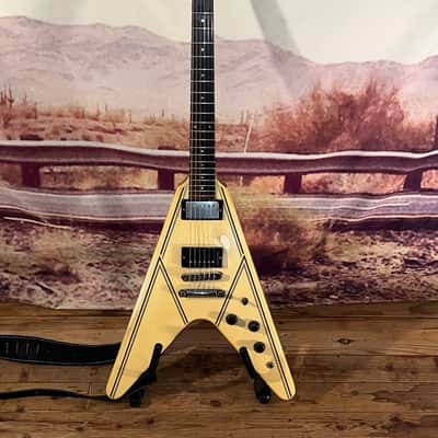 Gibson Designer Series Flying V 1983-1984 - Alpine White with Design image 1
