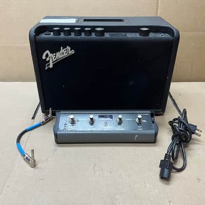 Fender GT40 - Black W/ Foot Switch / Serial Number (Amp): CGPC17006640 / Serial Number (Footswitch): CGPF17001285 image 1