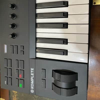 Native Instruments Komplete Kontrol A25 2018 - Present - Black image 8