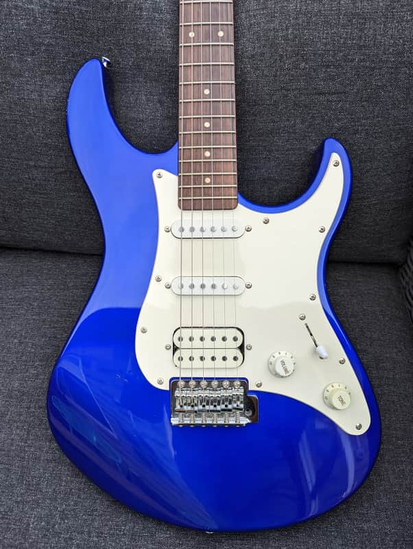 Yamaha EG 112C guitar in blue (H/S/S) | Reverb