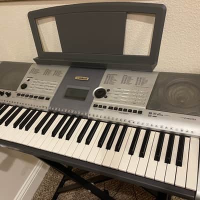 Yamaha PSR I425 2010 Keyboard with stand image 1
