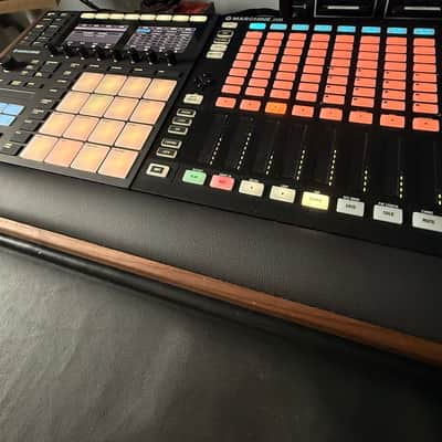 Native Instruments Maschine Mk3 / Maschine custom bundleJam 2024 image 3