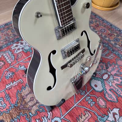 Gretsch G5420T 2024 - Vintage white / London grey image 2