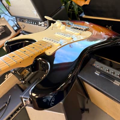 Fender American Stratocaster Maple 2004 - 3 Tone Sunburst image 17