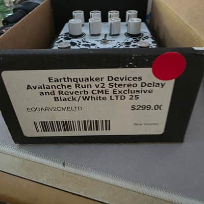 EarthQuaker Devices EarthQuaker Devices Avalanche Run V2 Stereo Delay & Reverb CME Exclusive Black/White 2018 - Black / White image 2