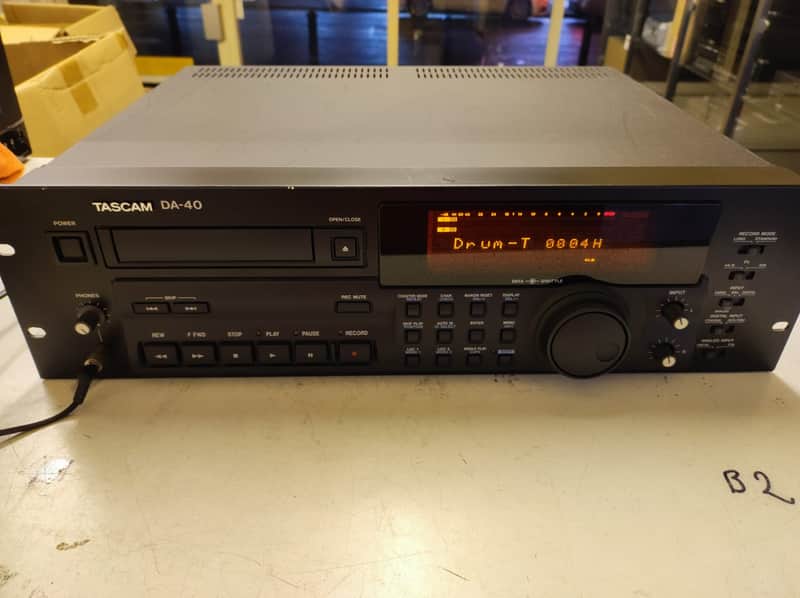 TASCAM DA-40 1998 - Black image 1