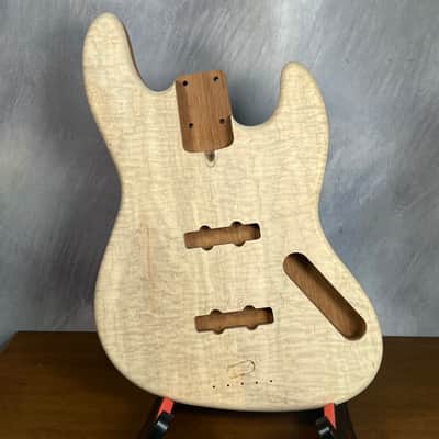 high end Offset Bass Body Unfinished Deep Curly Maple Top / Walnut Accent/ Solid One-piece Mahogany Back- limited Luthier Supply R2 imagen 20