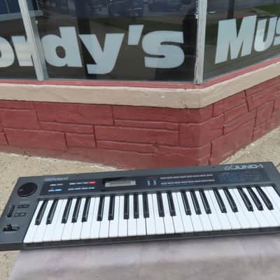 ROLAND 1986 JUNO 1 SYNTHESIZER ORIGINAL CLEAN TESTED w/COVER!