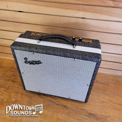 Supro 1610RT Comet 1x10” 14 Watt Combo Amplifier with Supro Two-Button Footswitch, Amp Cover image 2