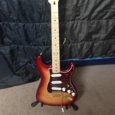 Fender Deluxe Series MIM Special Edition Stratocaster 2006 Cherryburst image 1