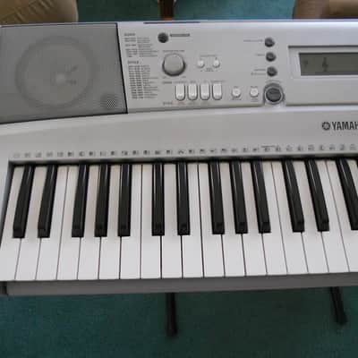 YAMAHA YPT-300 PORTABLE GRAND PIANO image 3