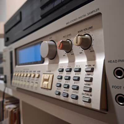 Akai S3000i MIDI Stereo Digital Sampler 1993 - White