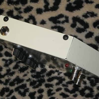 used Visual Sound Route 66 Overdrive & Compression 1st ver of orig model RT66 (late 1990s) only works with adapter (NOT included), has battery clip - but can't power a battery clip (don't know why) + new feet & strings image 13