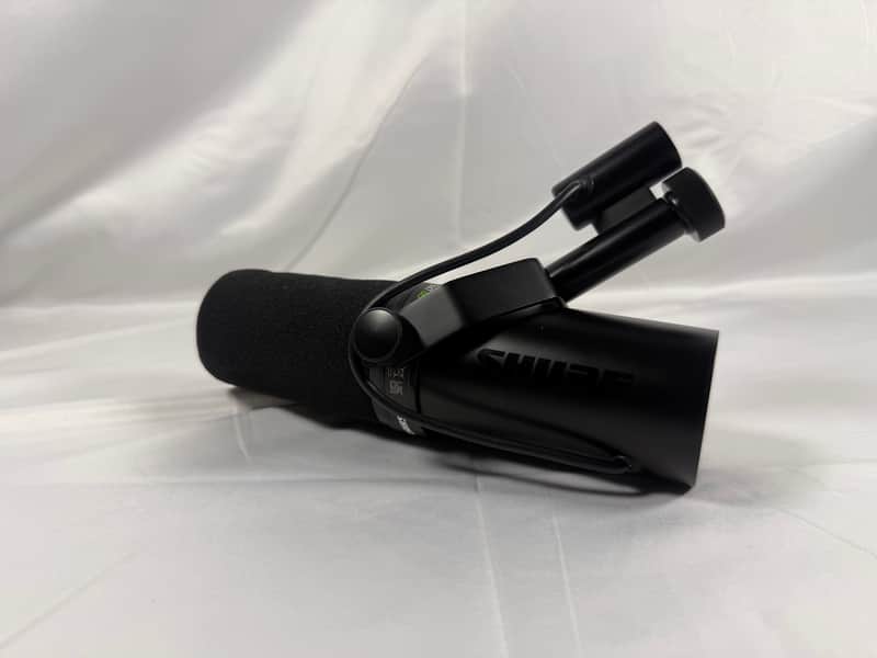 Shure SM7dB Cardioid Dynamic Microphone with Built-In Preamp 2023 - Present - Black image 1
